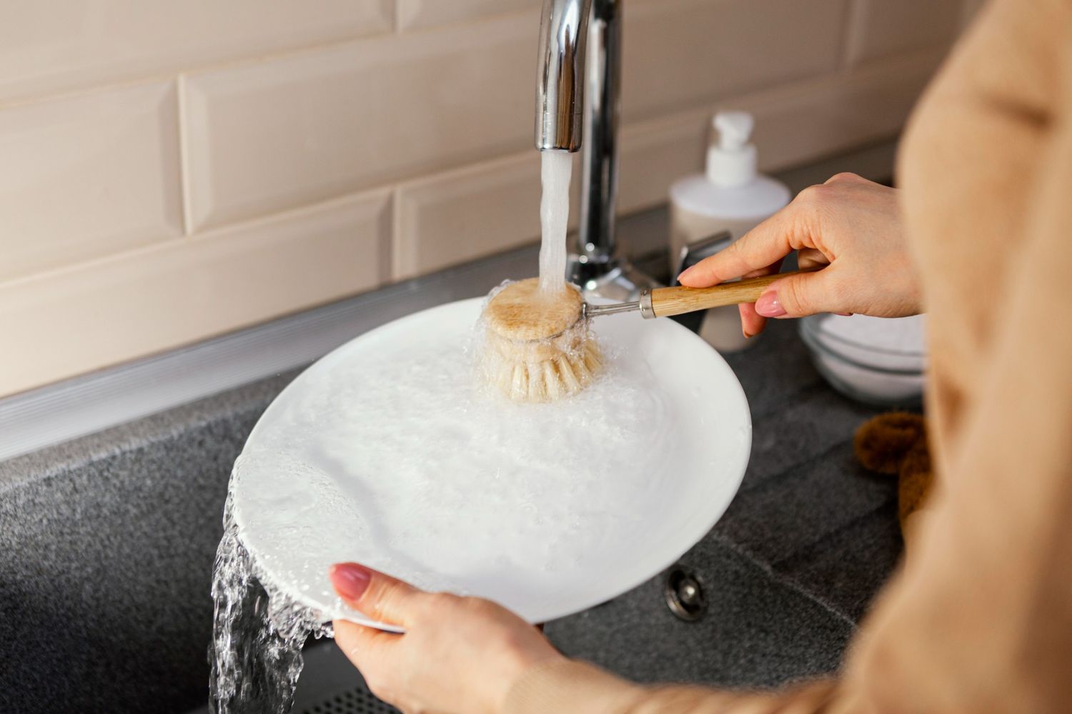 cara cuci piring di wastafel