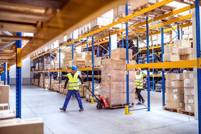 Karyawan memeriksa dan menghitung stok barang saat stock opname di toko