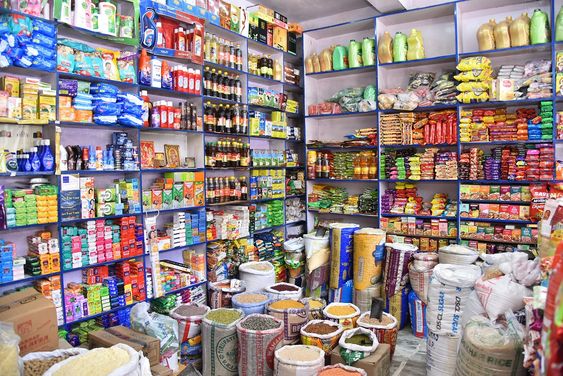 Pemilik toko menggunakan aplikasi inventory barang untuk mengelola stok dan persediaan toko secara praktis